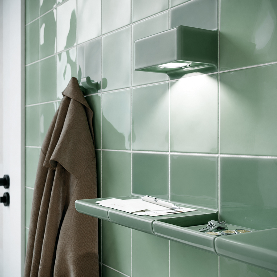 Fayenza interior with ceramic shelf and light